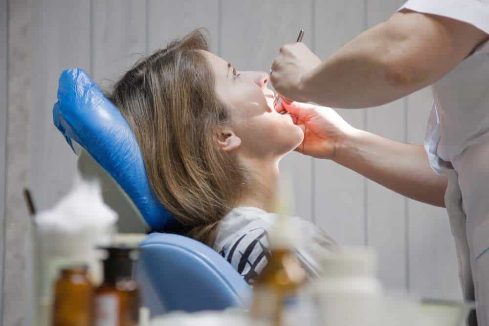 Image illustrating a dental visit for wisdom teeth pain