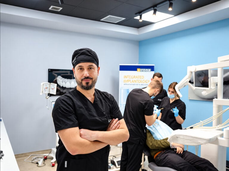 Le Dr Roland Zhuka dans sa clinique dentaire, avec son équipe, lors d’interventions implantaires.
