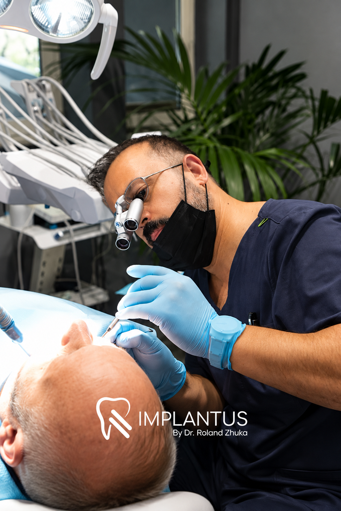 Un dentiste réalise un soin dentaire à l’aide de lunettes grossissantes et d’instruments dentaires.